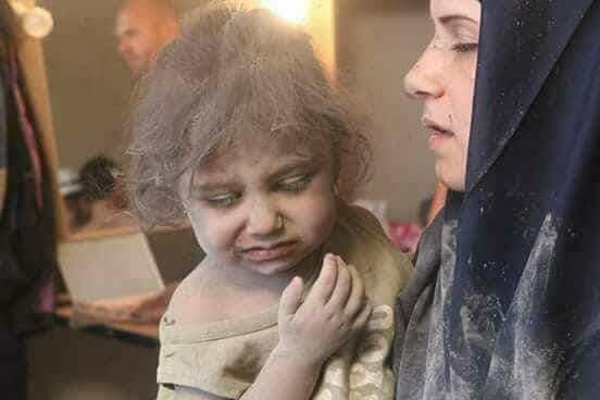 На заднем фоне хорошо видно зеркало гримёрной и... Лысого из Браззерс??