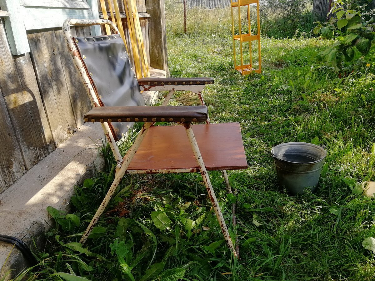 старые стулья на даче