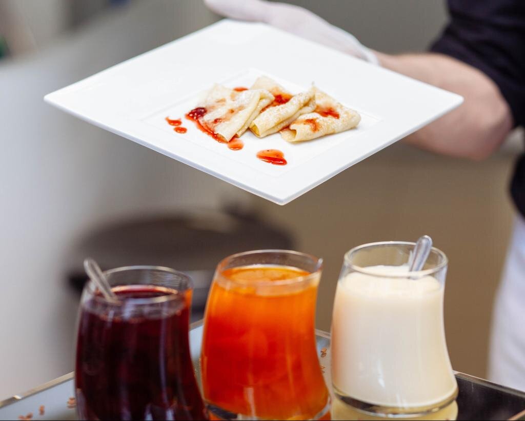 Примерная стоимость станции анимации блинов с топингами от партера 3F на 30 персон 24300 руб. В стоимость включена работа повара, продукты, посуда, стол, салфетки, логистика в пределах МКАД.