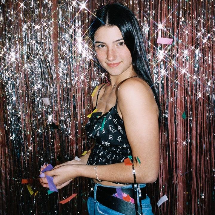 Чарли родилась в 2004 году, в США. Девушка проживает в штате Коннектикут. Ее семья состоит из мамы, папы и старшей сестры Дикси. Мать девушки — Хейди, работает фотографом. Отец — Марк Дамелио, известный в стране предприниматель и бизнесмен. Вместе со своей семьей Чарли организовывает благотворительные вечера. На одно из последних мероприятий пришло более 400 человек. Семье удалось собрать 7000 долларов, которые были переданы нуждающимся людям.
В конце 2019 года вместе со своей старшей сестрой Чарли стала членом группы The Hype House. В декабре этого же года сестры устроили Рождественскую тематическую вечеринку вместе с другими тиктокерами. Родители поддерживают своих дочерей и гордятся ими.
В январе 2020 года девушка подписала контракт со школой талантов UTA
