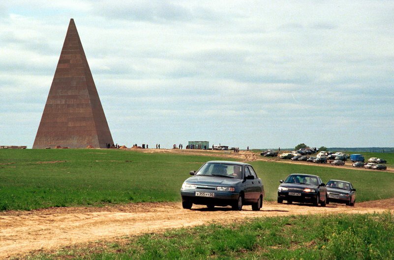 Пирамида голода по дороге в Астрахань