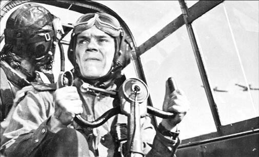 Кадр из художественного фильма "Хроника пикирующего бомбардировщика"
