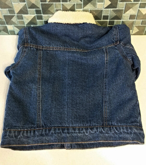 Тут я допустила небольшую оплошность и выбрала джинсовку с рельефной поверхностью. Не делайте так - выбирайте под роспись гладкую, ровную джинсу.