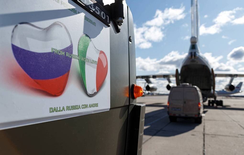 Стикер "Из России с любовью" на Камазе, отправляемом в Италию // фото Минобороны РФ/ТАСС