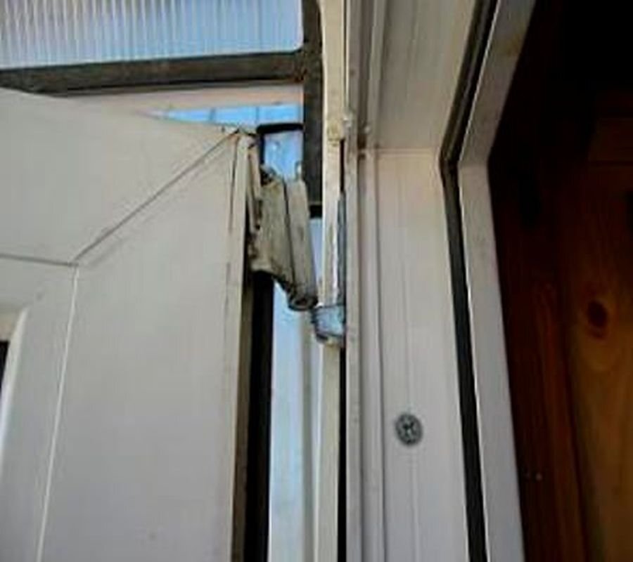 Сломанная петля фурнитуры