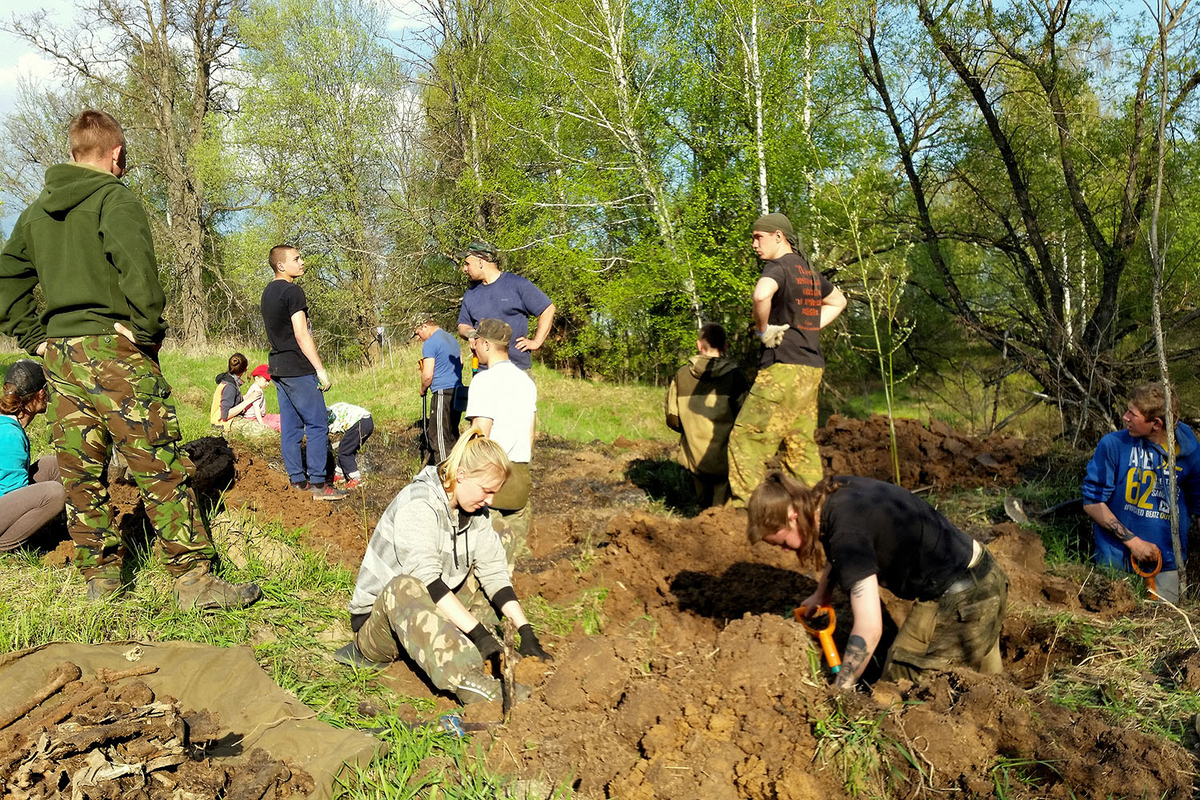 Поисковики будут работать в Болховском районе, где в годы Великой Отечественной шли ожесточенные бои с немецко-фашистскими захватчиками. Обнаруженные останки солдат захоронят, а личные вещи передадут потомкам. 