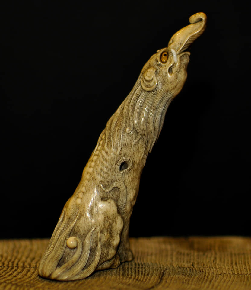 Нэцке "Баку и Мотылек", автор Н.Струков, личная коллекция ПМГВЖ (бивень мамонта, янтарь, золото)