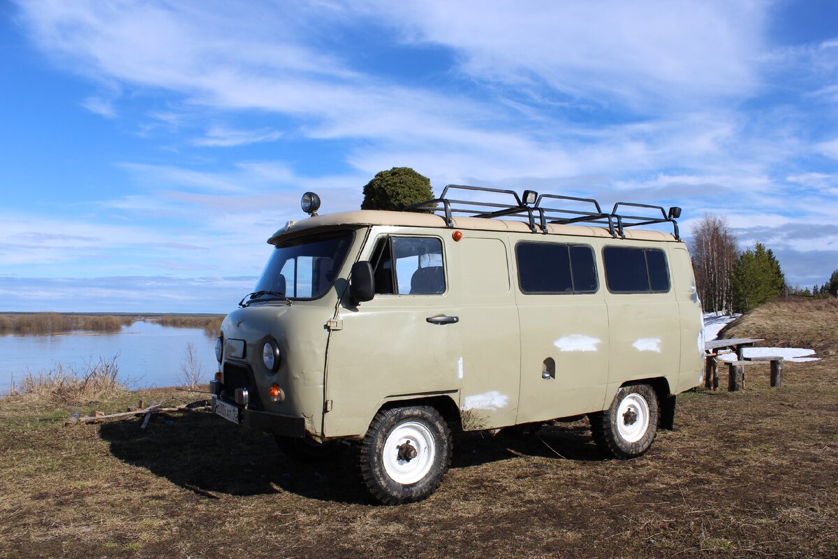 Ёлка на крыше УАЗа