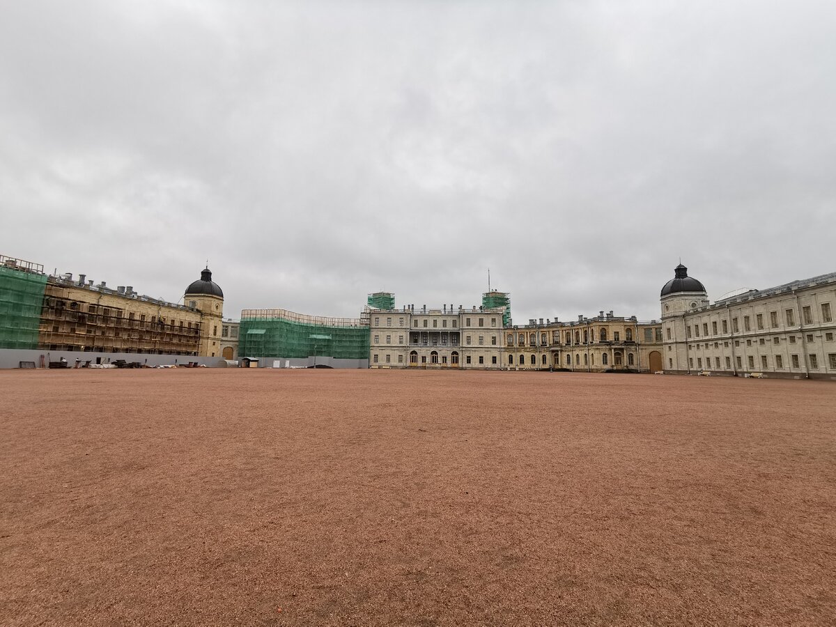 Но часть дворца в лесах