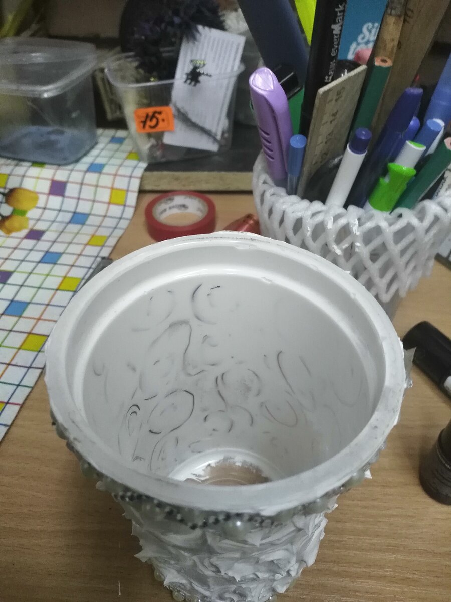 Взяла обычный пластиковый стаканчик в котррых продают сладкую вату. И решила попробовать сделать вазочку. Обмазала ее шпаклевкой 