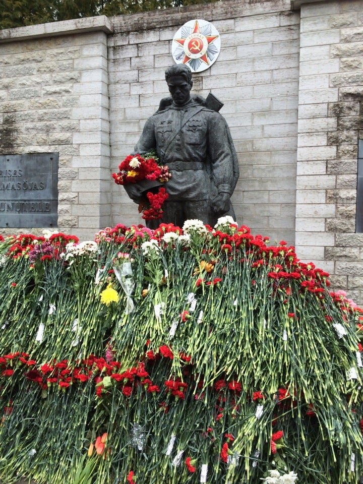 Фото с сайта Википедия, статья "Бронзовый солдат"