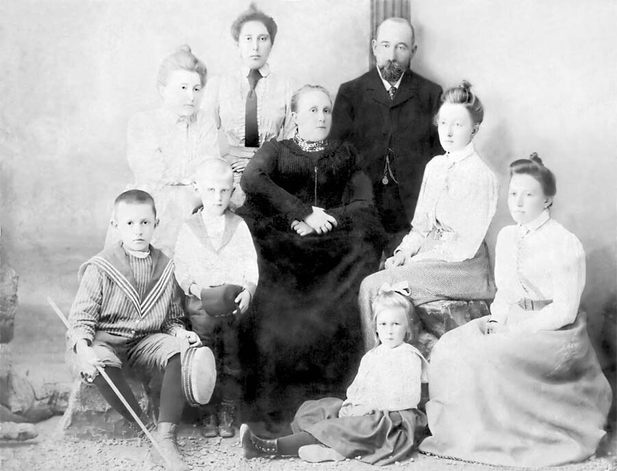 Иван Павлович и Мария Андреевна Поповы с родственниками и детьми (фотография конца XIX века из семейного архива потомков М.А.Поповой.
Изображение восстановлено Н.Зиновиным в 2009 году) Фото: www.elatma2008.ru