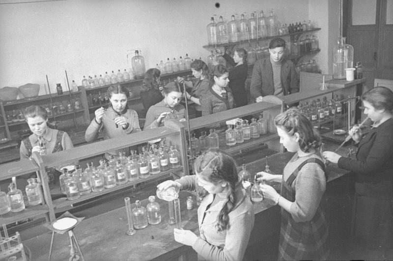 В химической лаборатории Института стали имени Сталина. Дата съемки: 1930-е
