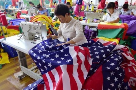 Ирония судьбы – государственные американские флаги шьют в Китае. Фото AFP
