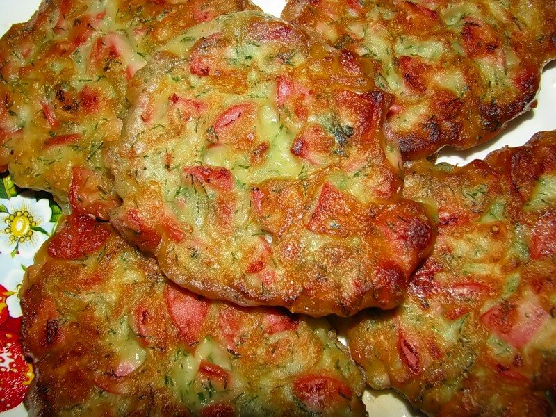Сыром вареная колбаса рецепт. Блюдо из колбасы и картошки. Блюда с вареной колбасой. Блюда из вареной колбасы. Блюда с копченой колбасой.