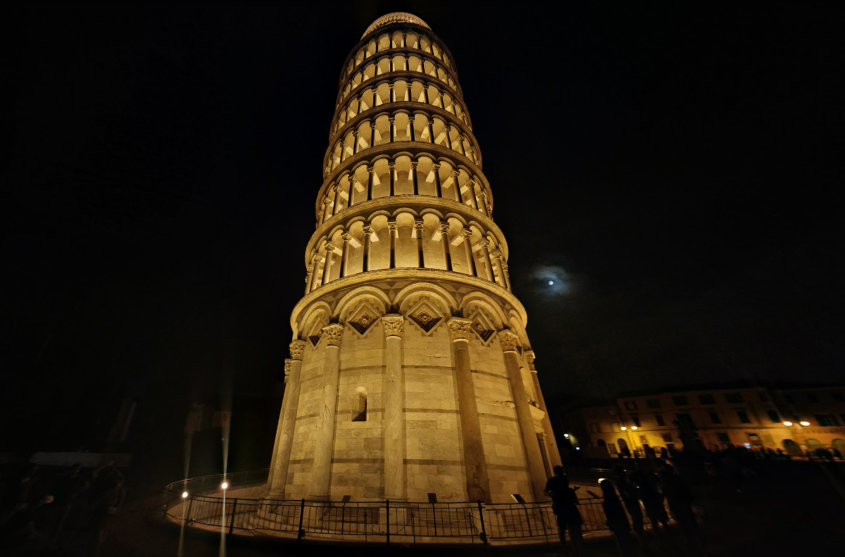 Пизанская башня ночью