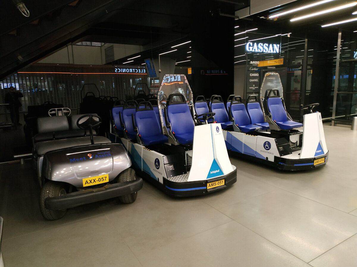 Электрокары в аэропорту, для перевозки лиц с ограниченными возможностями