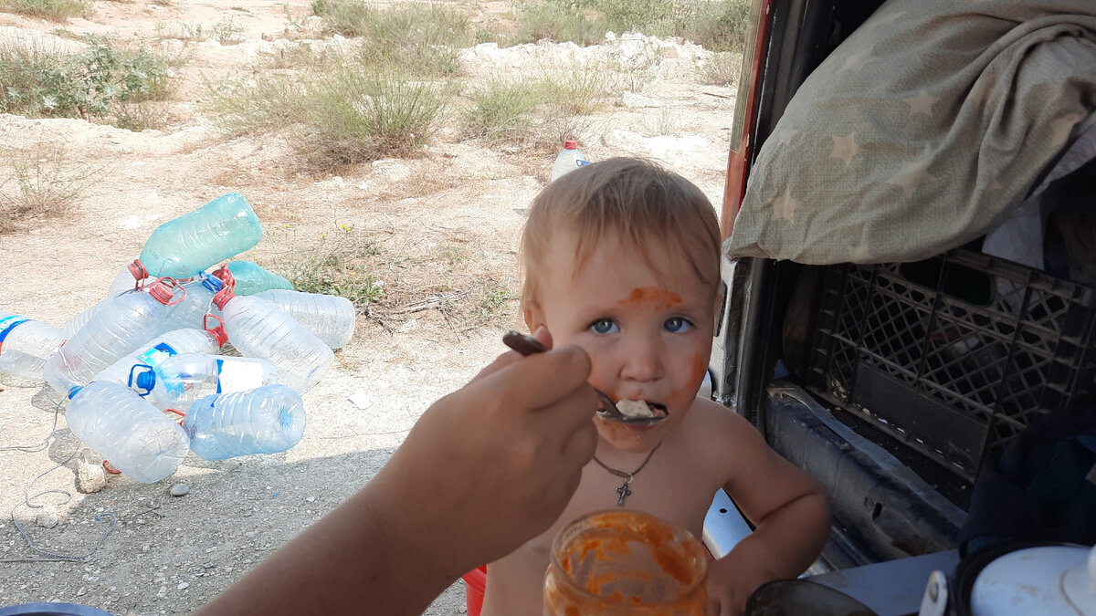 Наша Лилу, на диком пляже Дагестана.