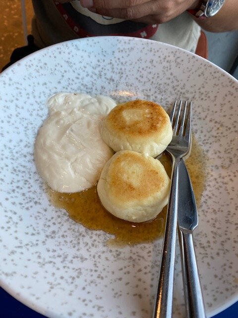 Домашние сырники со сметаной 190 руб.