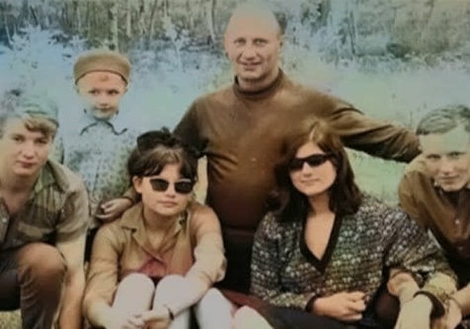 Борис Венгровер с подопечными школьниками. Цвета восстановлены.