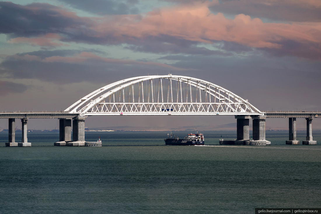 Часы крымского моста. Арка Крымского моста. Арка на Крымском мосту. Арочные пролеты Крымского моста. Арка Крымского моста фото.