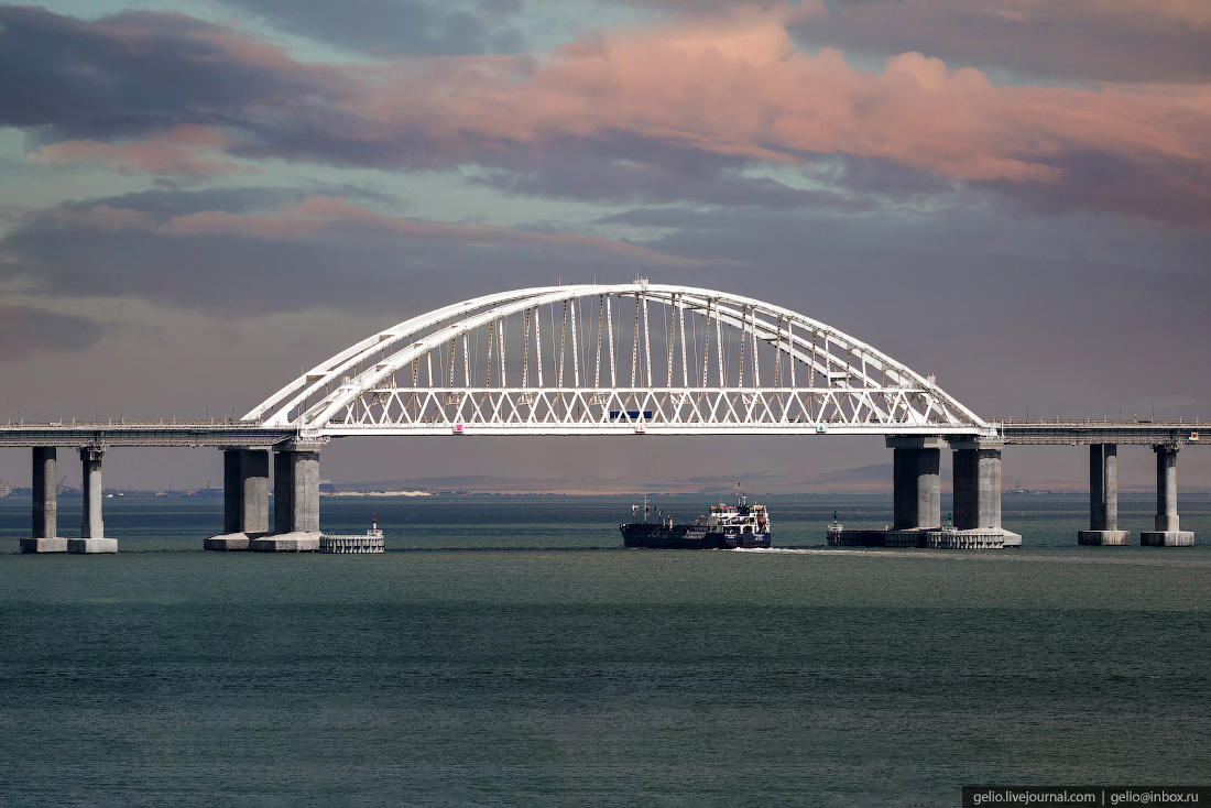 Крымский мост сочи. Крымский мост через Керченский пролив. Крымский мост Керченский пролив. Арка Крымского моста. Крымский мост судоходные арки.