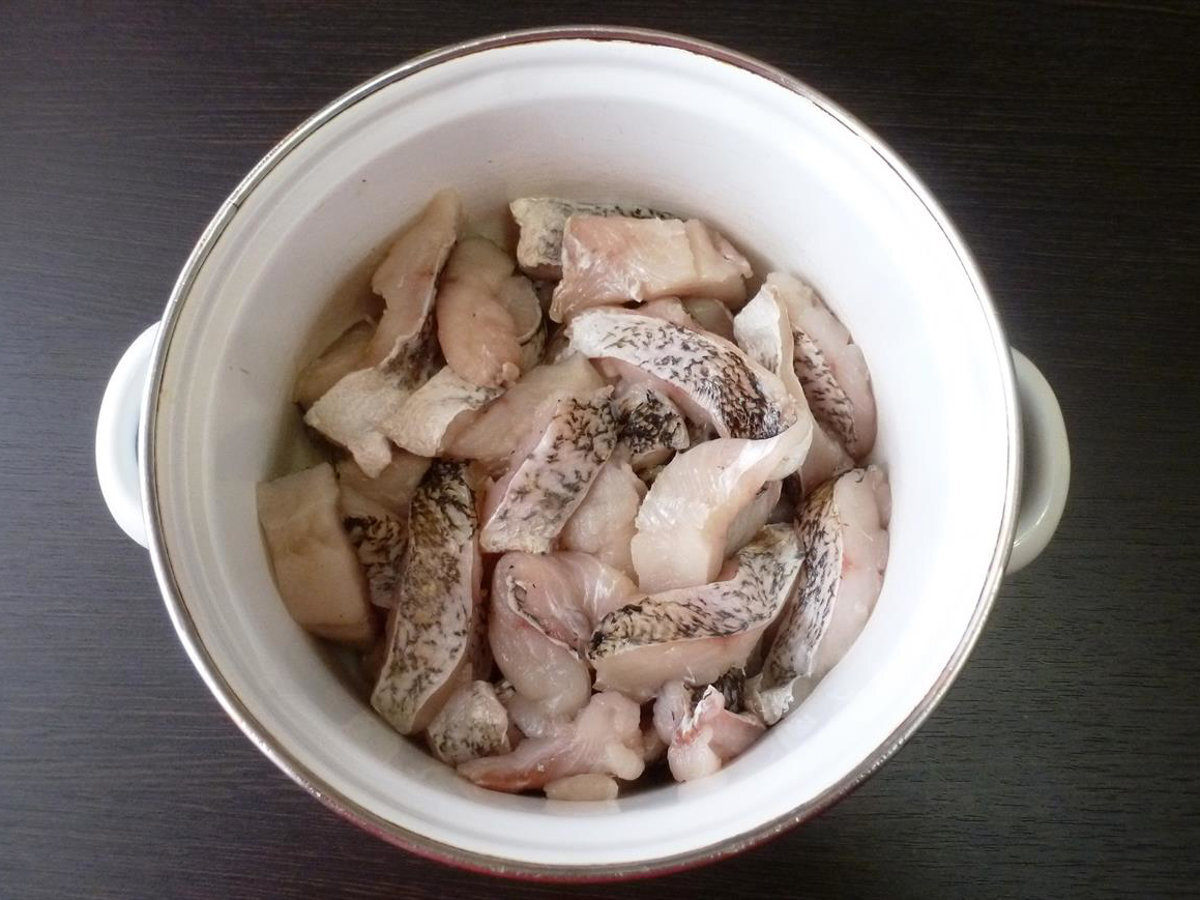 Щука кусочками. Мариновка щуки. Щука маринованная в домашних. Засолка щуки кусочками. Замариновать щуку в домашних
