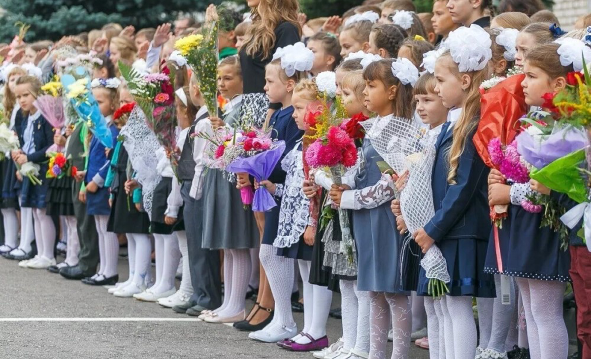 Школьная линейка 1 сентября. Первоклашки на линейке 1 сентября. Линейка в школе. 1 Сентября линейка в школе. Школьники на линейке.