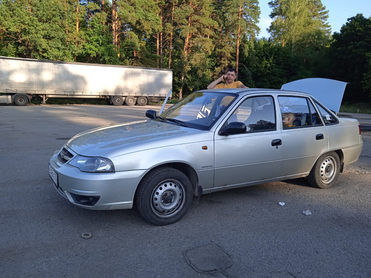 Ксюша хороша всем - почти новенькая, (взяли мы её с пробегом всего 15000 км!) резвая и выносливая. 💪🏽 За комплектацией мы не гнались, люди мы не гордые. Поэтому ни электростеклоподъемников, ни кондея у нас нет. Все фото в публикации - авторские