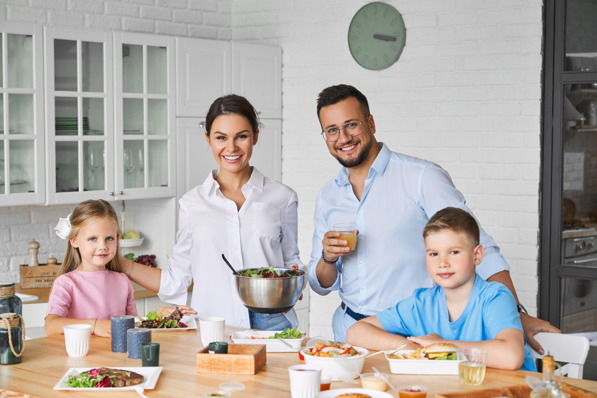 Что такое идеальная семья. Семья. Идеальная семья. Семейная фотосессия на кухне. Образ идеальной семьи.