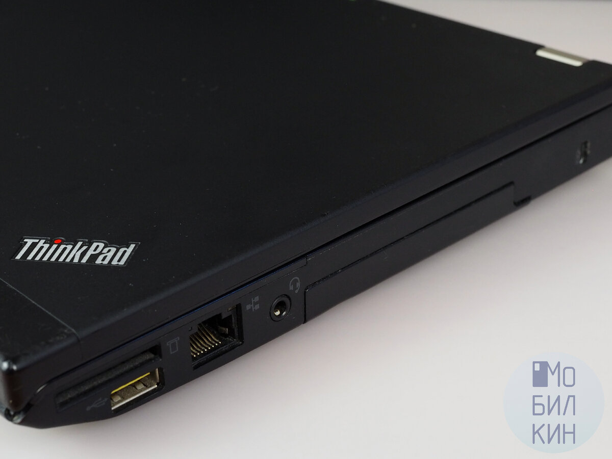Справа: картридер, ещё один разъём USB 3.0, порт RJ-45 и миниджек 