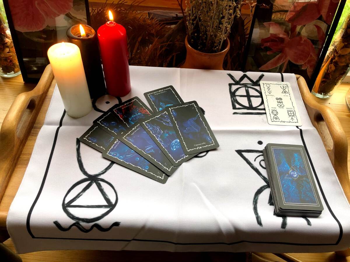 Авторская колода Светланы Леймах «Пять Стихий».

Сила энергии Стихий - это Вселенская сила созидания и разрушения. Это вибрации жизни от самых низких, разрушающих, до самых высоких, созидающих.
Колода «Пять Стихий» - это Инструмент, полученный через работу со Стихией эфир, в медитативном состоянии.
Через колоду Маг получает сонастройку со Стихиями и может совершенно безопасно для себя использовать могущественную силу энергии Стихийной Магии.