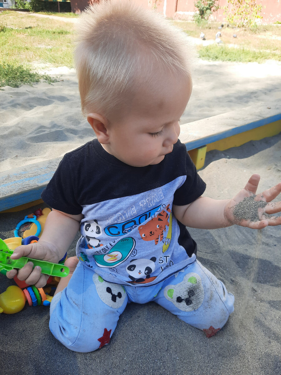 Это мой сын, ни на кого не кашляет, так как с болезнями не ходим никуда. Фото автора