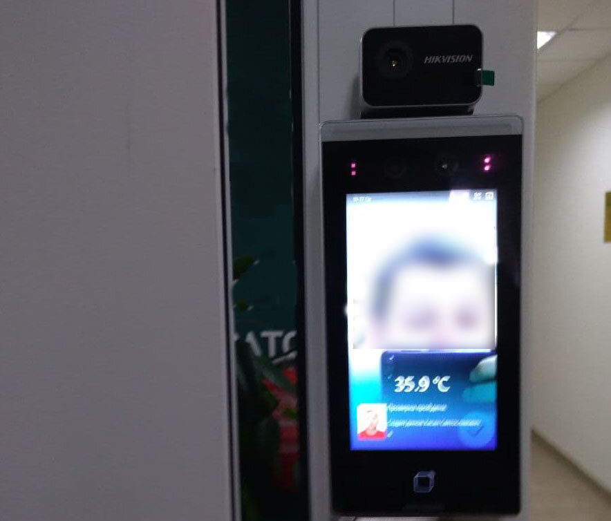 Проверяем температуру, наличие маски, опознаем сотрудника