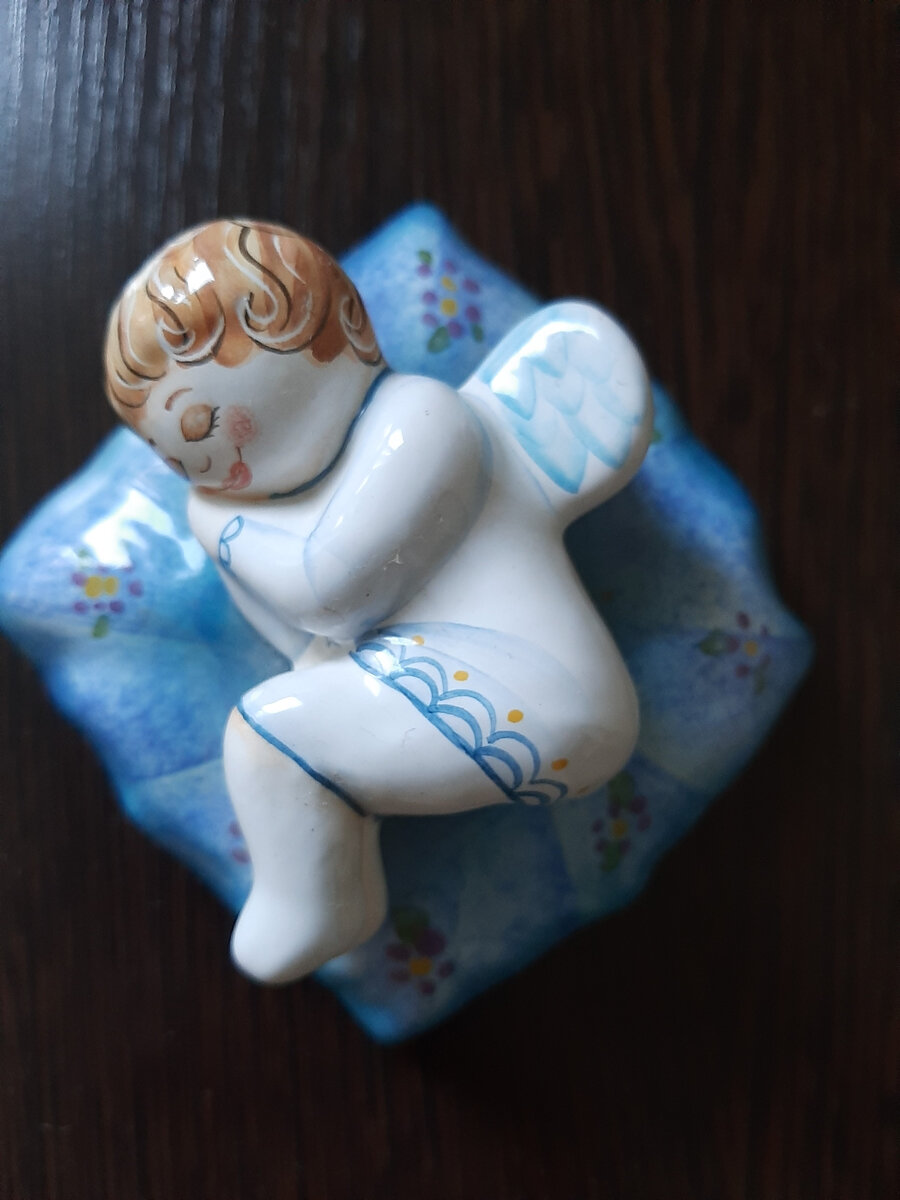 Беззаботно играющий или спящий ангелок привносит в жилище расслабленную и беззаботную атмосферу.