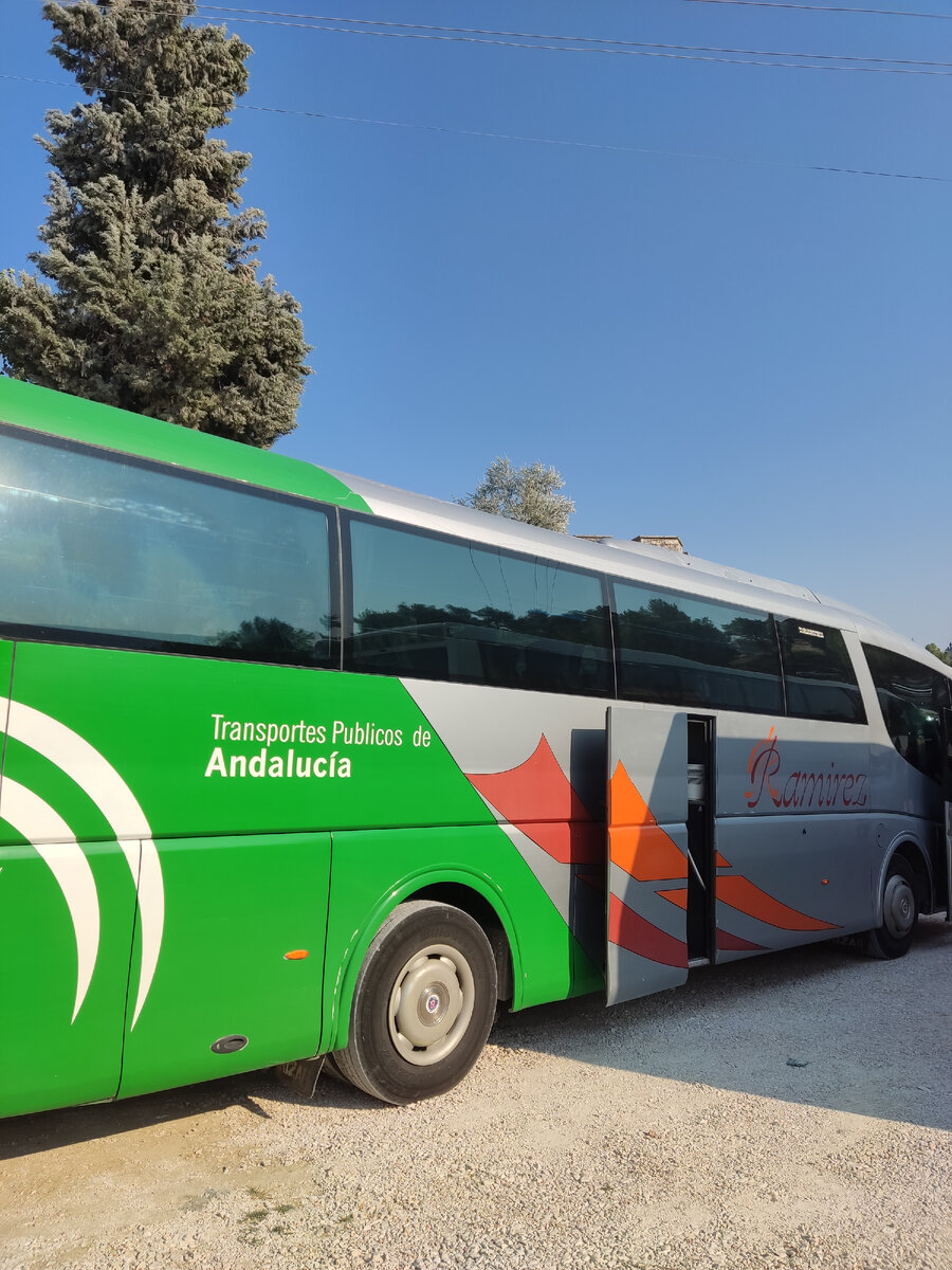 Испанский автобус региона Андалусии в Берате. 
