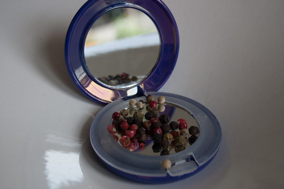 Для него нужно взять маленькое зеркальце. Фото: Pixabay.com 