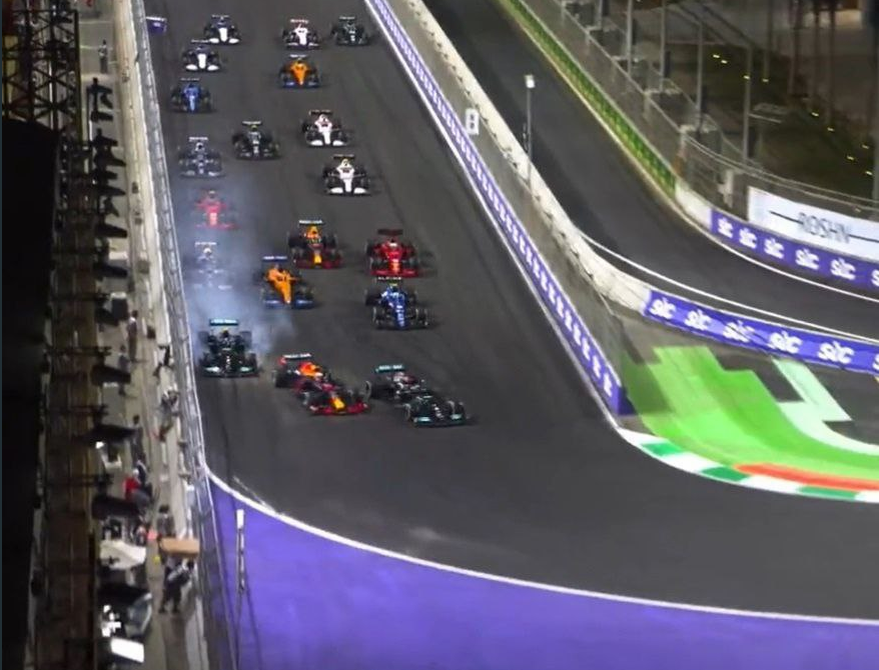 Кадр 1. Боттас избегает аварии с Максом, Ферстаппен заносит скорость на внешнюю траекторию. Обратим внимание, что Льюису сложнее сохранять скорость на внутренней траектории.
