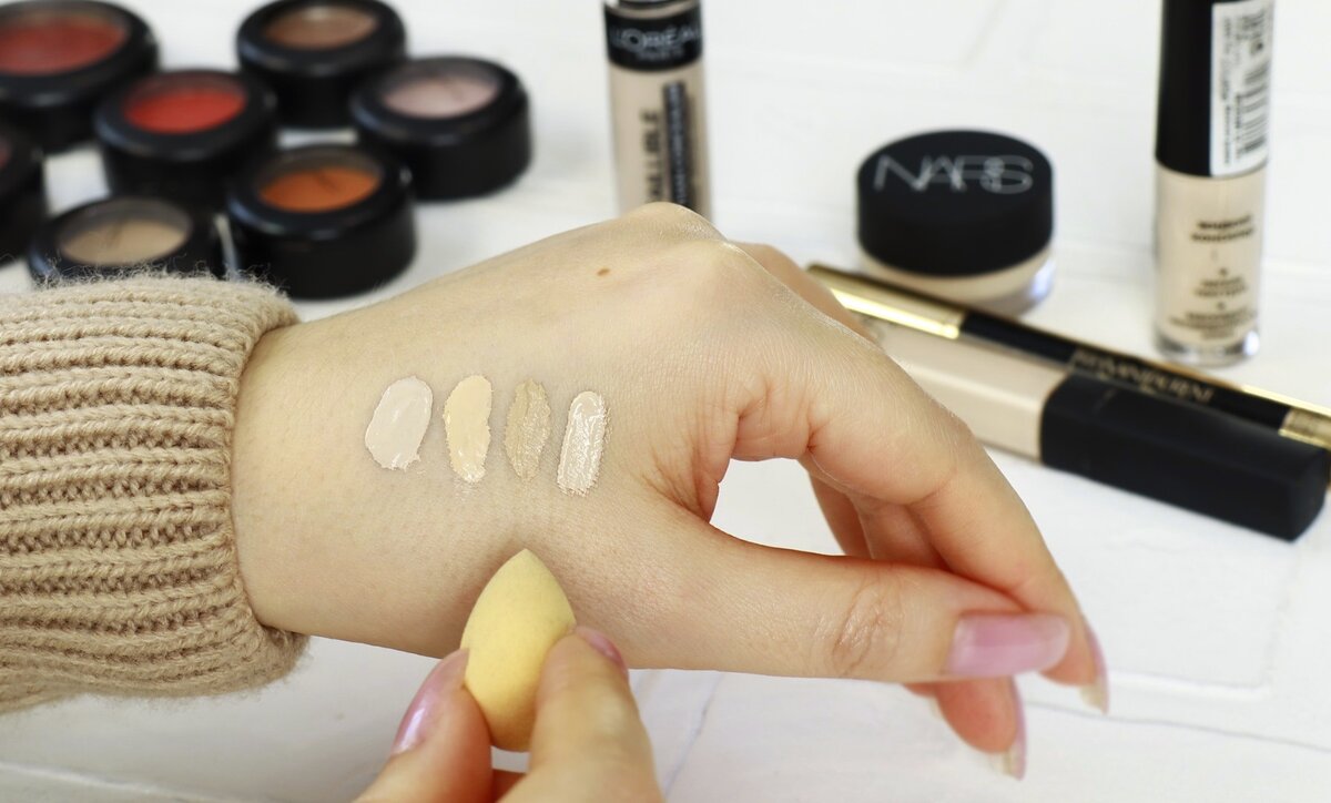 Если у вас провалы под глазами синеватые, то используйте консилер светло-лососевого цвета/желтоватый (второй оттенок на фото), если провал - это просто тень, то можно использовать консилер нейтрального оттенка (даже сероватый, как 1 и 4 на фото)