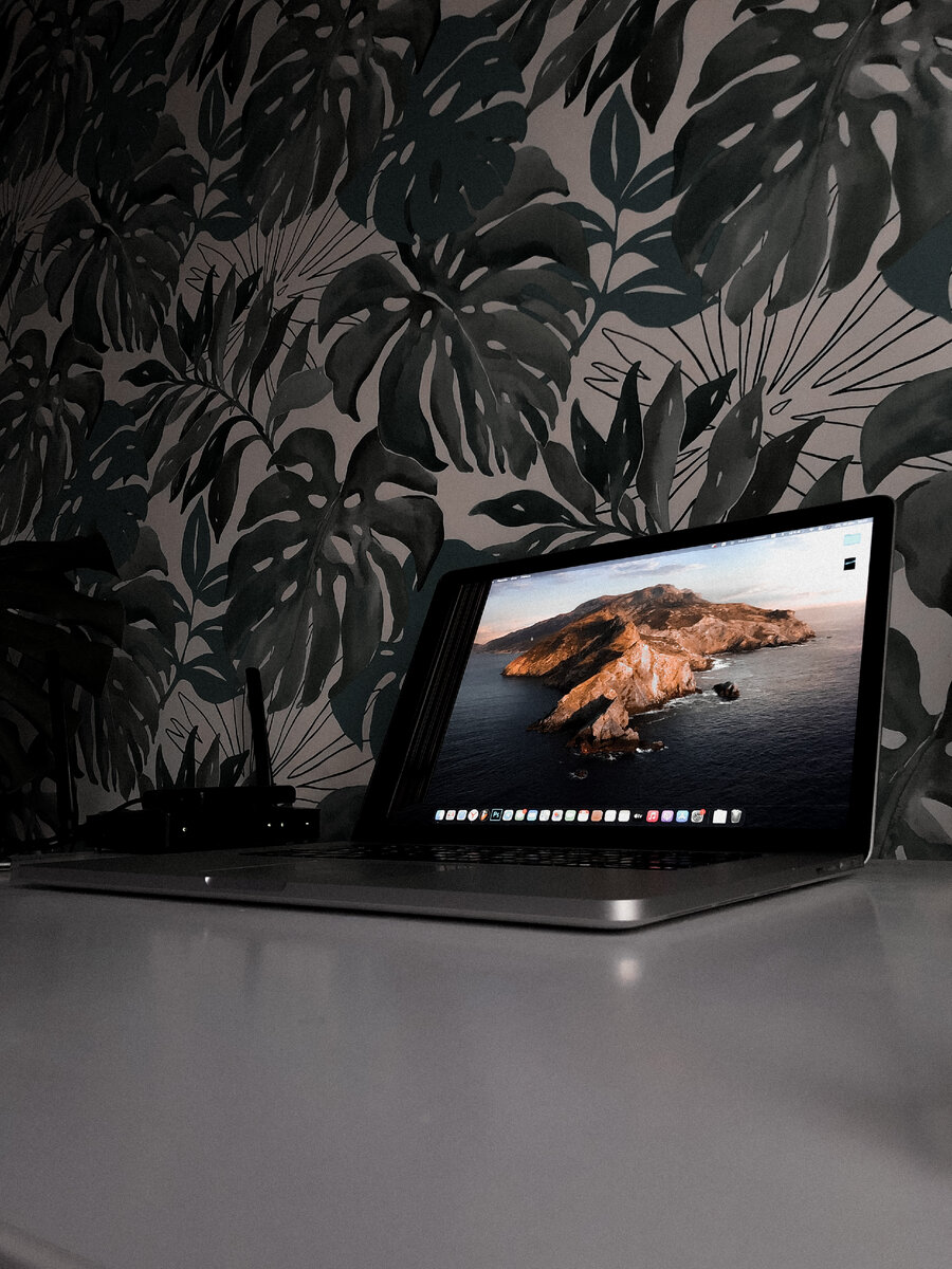 Мой любимый Retina-дисплей, который не пережил моих кривых рук.