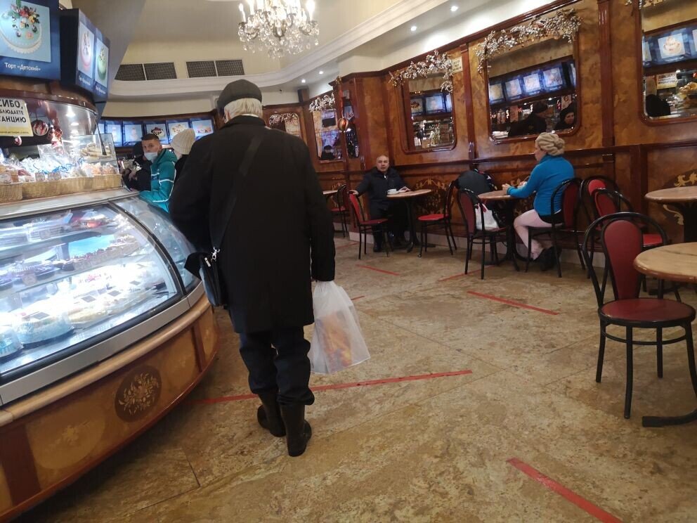 Вот этому мужчине я позавидовала, он был обут в резиновые сапоги.) Фото автора.