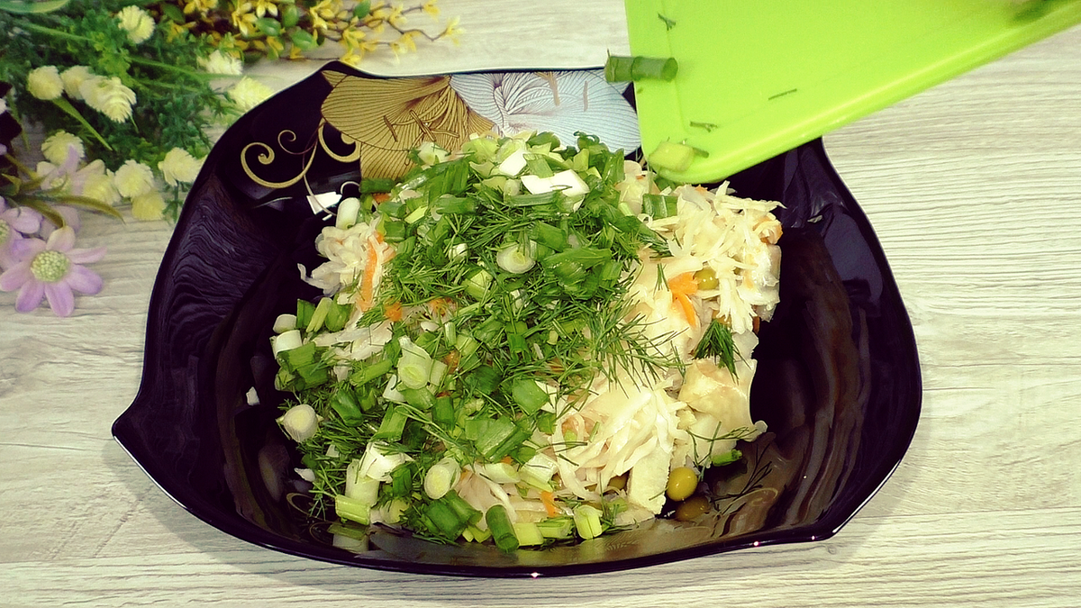Как просто и вкусно приготовить салат с квашеной капустой без майонеза. Рецепт салата который раньше готовили часто