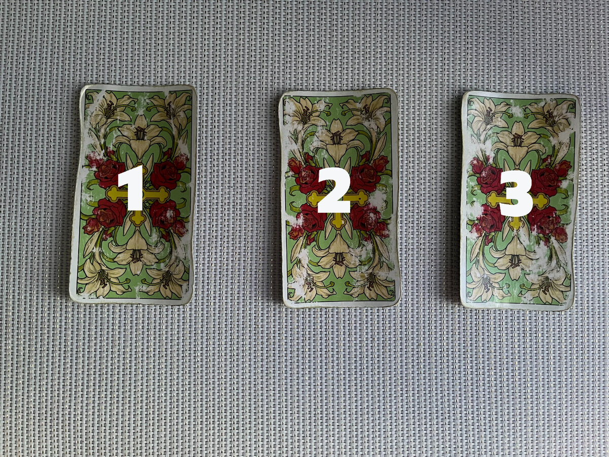 Задумайте мужчину, на которого вы хотели бы погадать, и интуитивно выберите один из трех вариантов