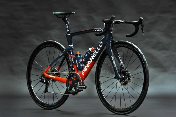 Команда Ineos Grenadiers будет ездить на Pinarello Dogma F с дисковыми тормозами в 2022 году. Team Ineos Grenadiers 