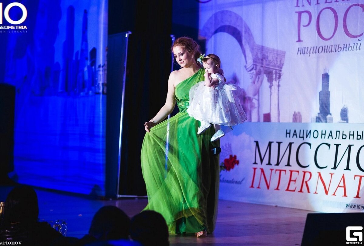 Здесь девятый на пятом мес. пузожительства и десятимесячная Мия на руках. Октябрь 2016