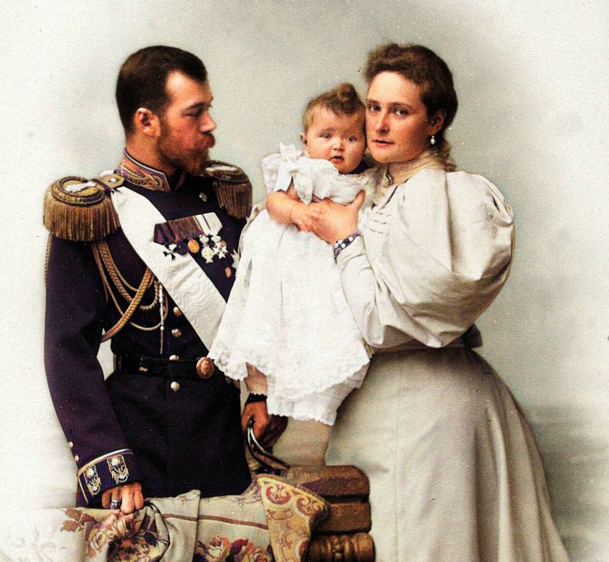 Молодые родители с новорожденной Ольгой