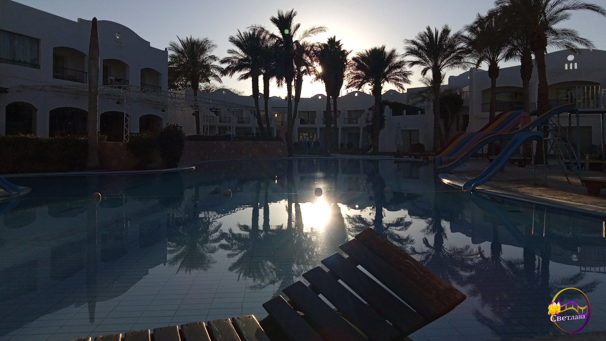 Бассейн в центре, а вокруг номера