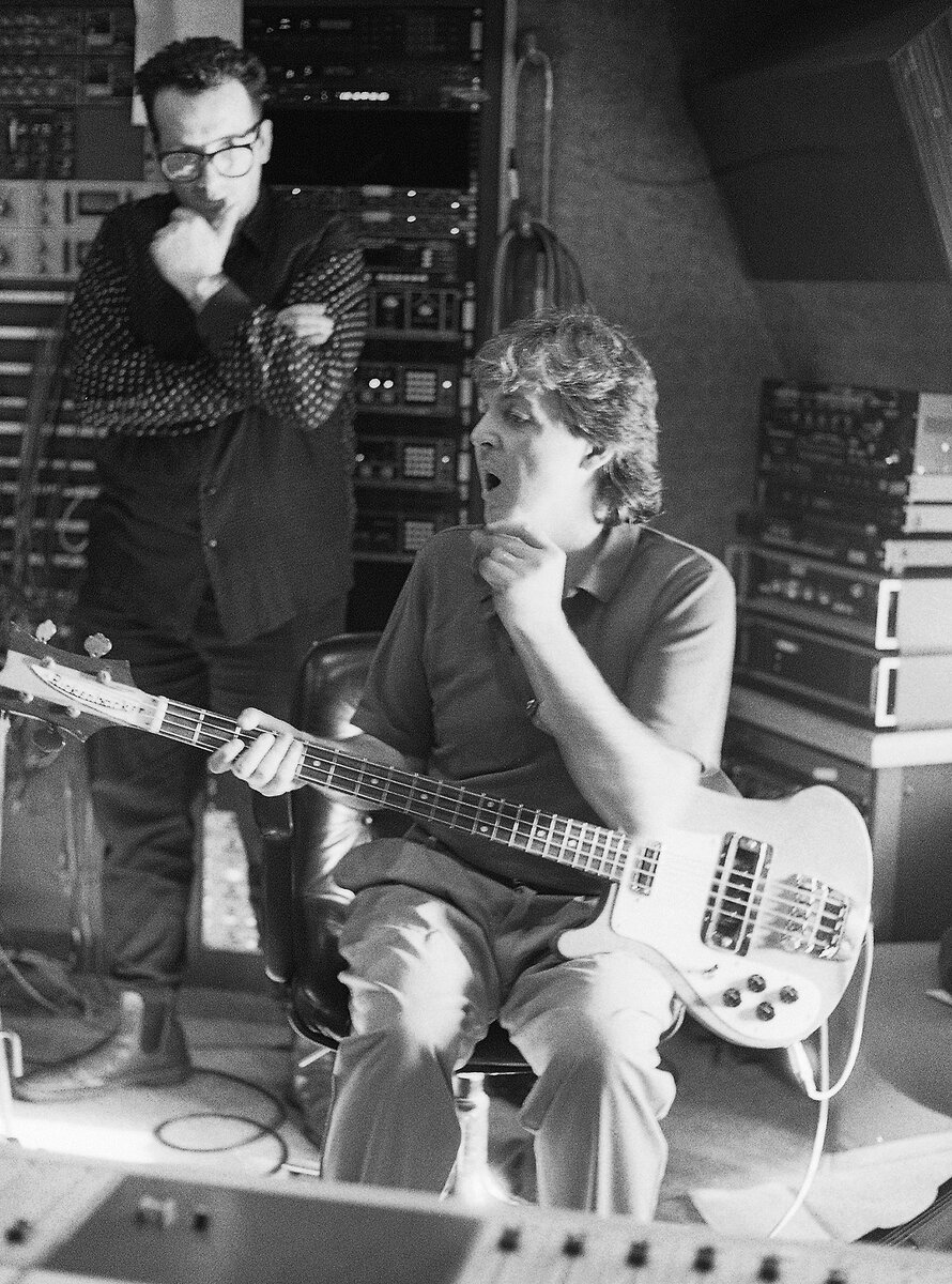 Элвис Костелло и Пол Маккартни в студии (1989 год)