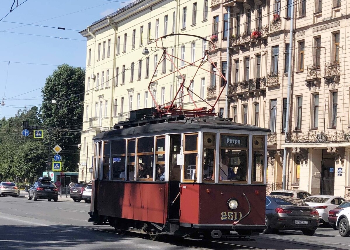 Не все туристы, приезжающие в Санкт-Петербург, знают о таком необычном виде досуга: можно прокатиться на специальном туристическом трамвае!