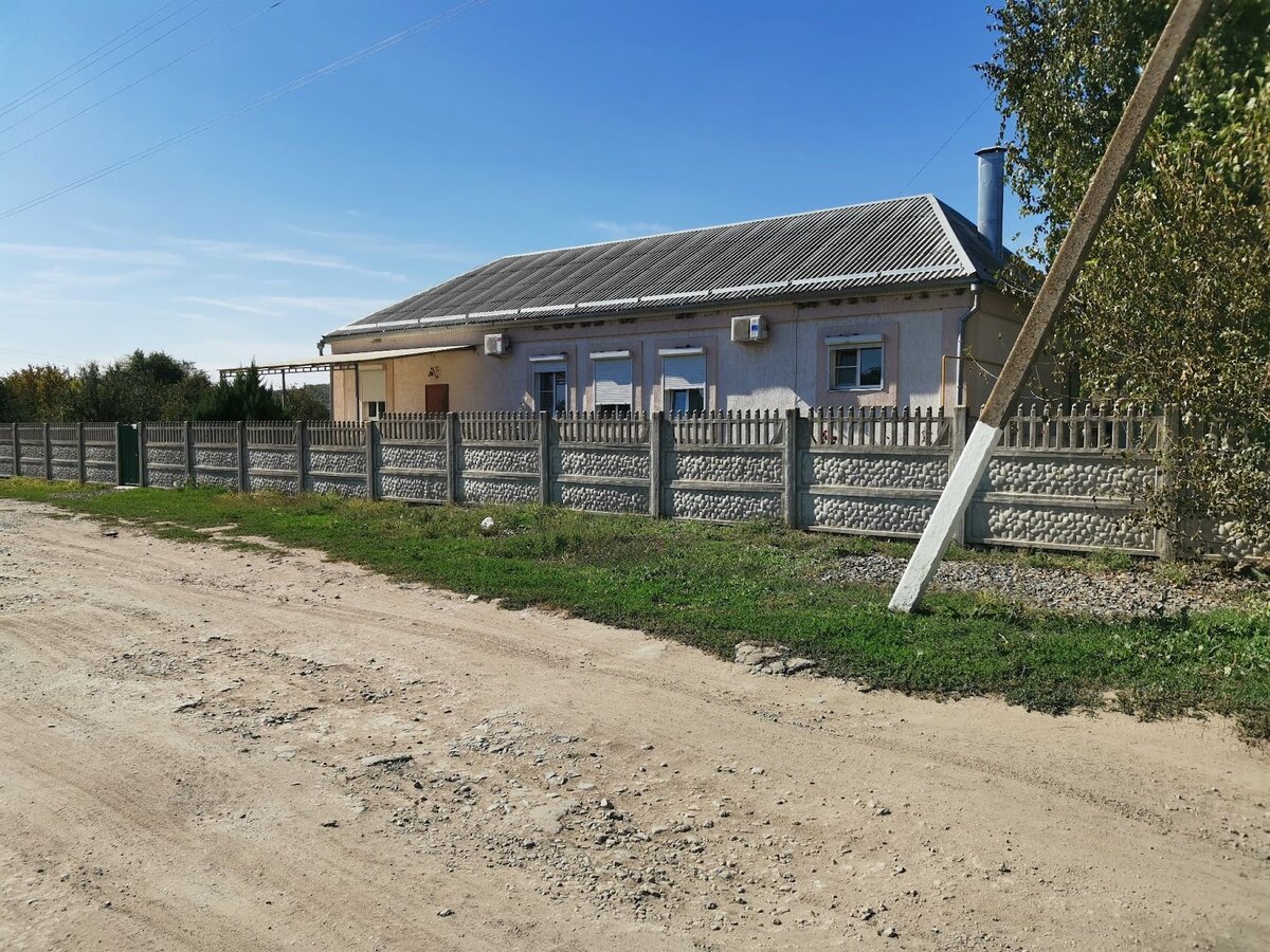 Фото бывшего дома Николая Павловича Серикова в Александровке, Матвеево-Курганского района, Ростовской области. 11.09.2021 Дом несколько раз менял свое назначение после переезда семьи.